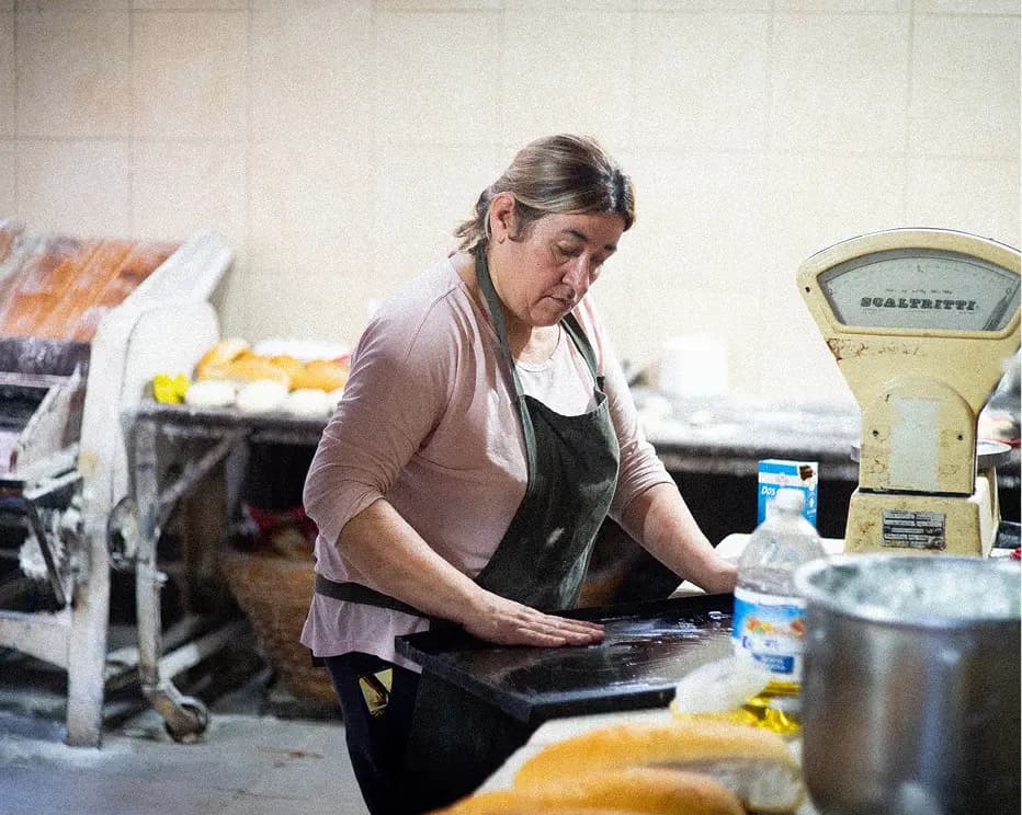 Mujer usando cajero automático para alta en BIP