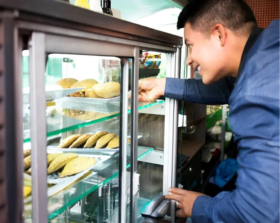 Hombre operando home banking en cajero automático